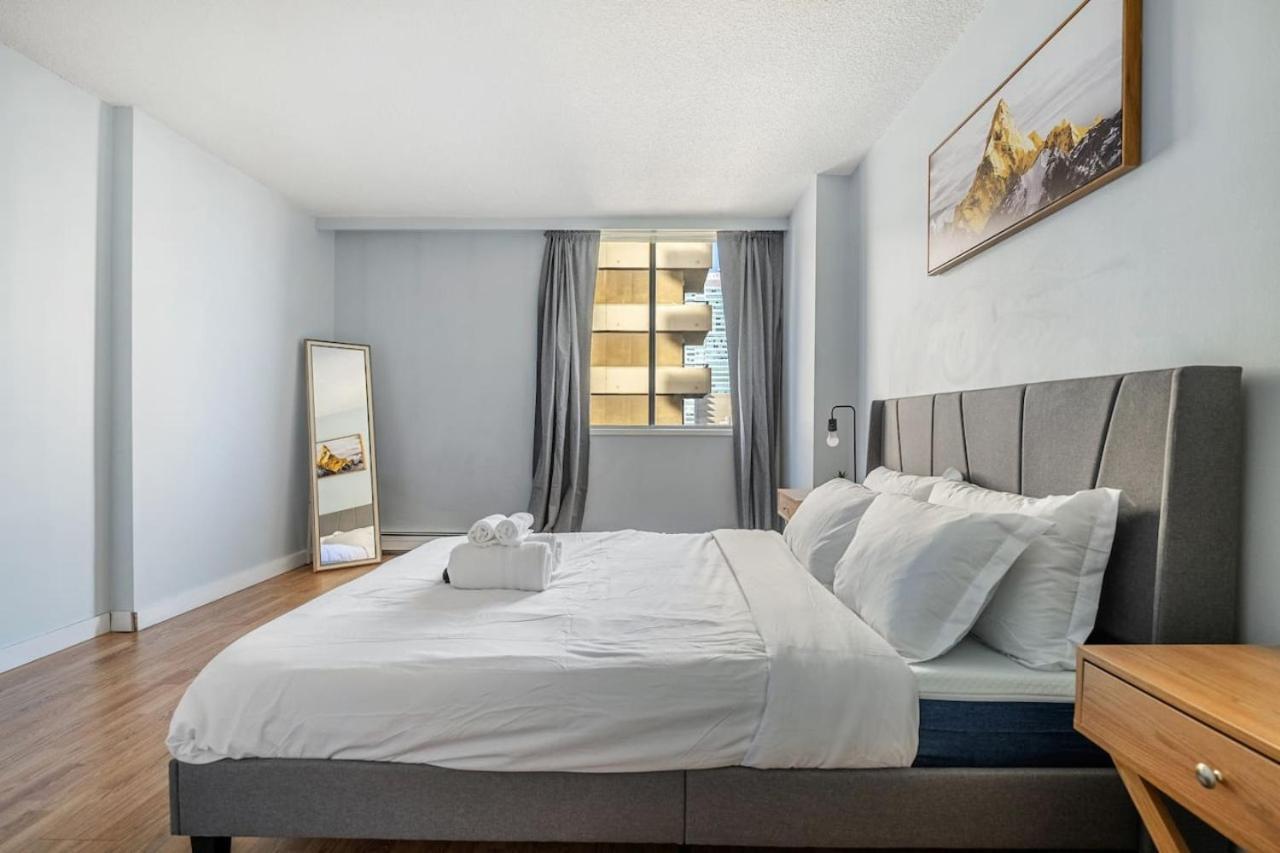 Prime Location Near Jasper Ave With Downtown Views, Netflix, Gym, Sauna, Sleeps 4 Apartman Edmonton Kültér fotó