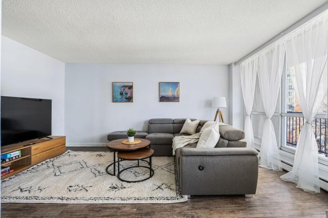 Prime Location Near Jasper Ave With Downtown Views, Netflix, Gym, Sauna, Sleeps 4 Apartman Edmonton Kültér fotó